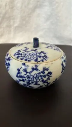青い花柄の陶器の蓋付き容器