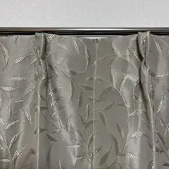 グレーの葉刺繍カーテン　ニトリ　ナフコ