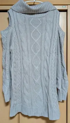 オフショルダー グレー ケーブルニットワンピース