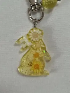 No33 レジンキーホルダー垂れ耳ウサギ黄色