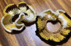 黄色、茶色、アイボリー、黒　フリルデザインのニットシュシュ