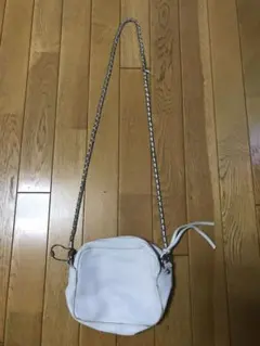 未使用　ZARA ショルダーバッグ　白　レザー　チェーン　ミニ　コンパクト