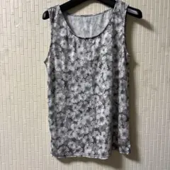 グレーの花柄タンクトップ
