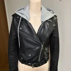 黒いライダースジャケット グレーのフード付き