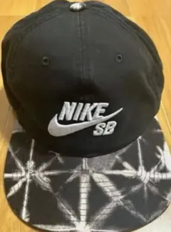 Nike SB スナップバックキャップ 黒/白