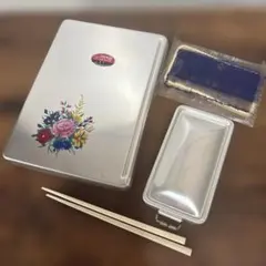 【展示未使用品】昭和レトロな花柄アルミ製弁当箱 中型 付属品ありのサムネイル