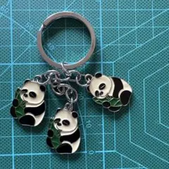 パンダデザインのアクリルキーホルダー 三枚セット - メルカリ