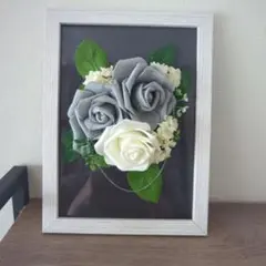 グレー・ホワイトの花のアレンジメント