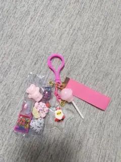 スイーツデザインのピンクチャーム