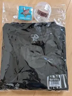 ブラック Tシャツ チャリティピン付き