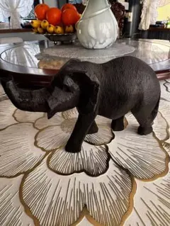 木製の黒い象の彫刻