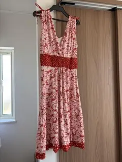 Morgan 赤と白の花柄Vネックワンピース