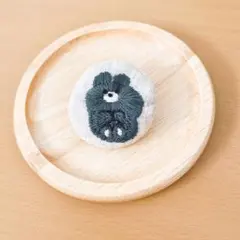 丸まっているくまの刺繍ブローチ