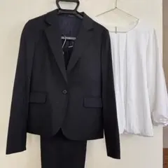 【LES MUES 】就活パンツスーツ5号とブラウスのセット (カバー付）