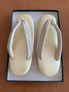 クリーム色の草履、布製鼻緒付き