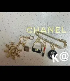 CHANEL　2025年ホリデーチャーム　　　キーホルダー　ブローチ