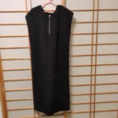 黒ノースリーブひざ丈ワンピース