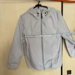 グレー フード付き ウィンドブレーカー
