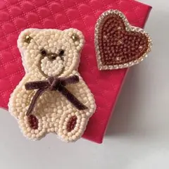 くま&ハート　アイボリー　ブラウン　ビーズ刺繍ブローチ