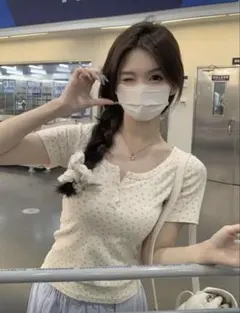 小花柄クリーム色コットンTシャツ