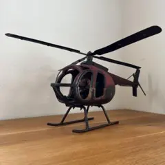 大きな古いブリキのヘリコプター