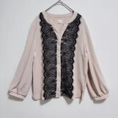 Liala × PGブラウス　レース　ピンク　黒　長袖　スリットネック　オフィス