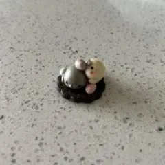 ミニチュア ビスケットの上の動物フィギュア