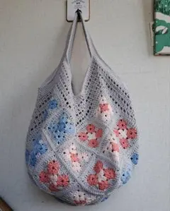 『ハンドメイド』かぎ針編みのモチーフつなぎの大きめグラニーバッグ