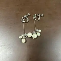 パール調ビーズ 揺れるロングイヤリング ネジバネ式のサムネイル