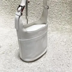 フェラガモ　ショルダーバッグ　レザー　アイボリー系　シルバー金具　ガンチーニ