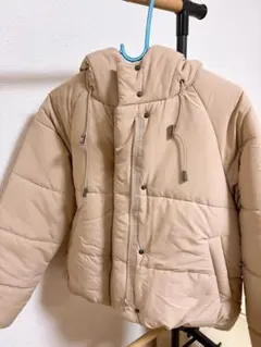 ベージュ フード付き ダウンジャケット