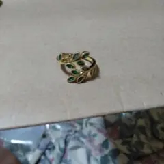 葉のデザインのリング