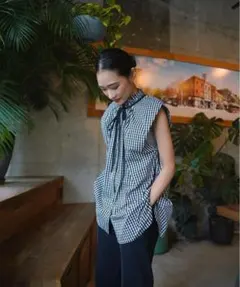 ELLIE スタンドフリルカラー ブラウス ギンガムチェック ノースリ シャツ