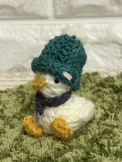 マフラーをつけた寒がりペンギンのあみぐるみ☆グリーン ハンドメイド