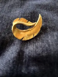 ★断捨離SALE★ 金色の葉っぱデザインブローチ