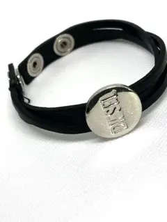 DIESELブラックレザーブレスレット メタルボタン付き
