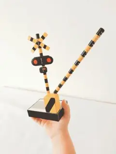 【踏切フィギュア】電車好きなお子さまに｜動く踏切・磁石付・名入れ無料（赤ライト）