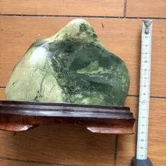 天然石 観賞石 置物 2.4kg扇形 ネフライト/翡翠 軟玉 蛇紋石 骨董美術 蛇紋岩 蛇紋石 翡翠 ヒスイ ジェイド ネフライト 軟翡翠 水石 鑑賞石