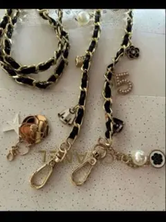 CHANEL　2025年ホリデーチャーム　　　　ロング スマホホルダー