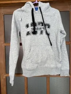 【adidas】 グレー フード付きパーカー