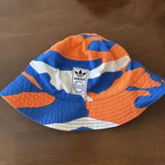 adidas バケットハット オレンジ 青 迷彩