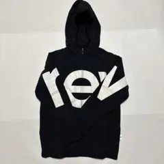 フード付き黒ジャケット