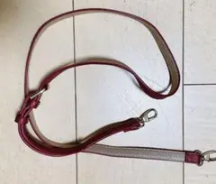 赤とピンクゴールドのバッグストラップ