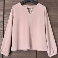 ナチュラルビューティーベーシック　パール付きキーネックブラウス