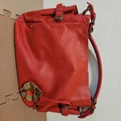 レザー 赤 ハンドバッグ 花の装飾付き