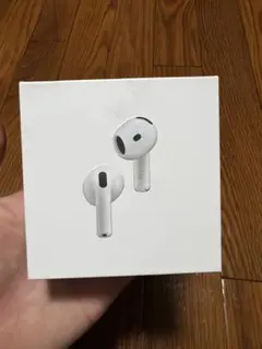AirPods 4 本体と充電ケース