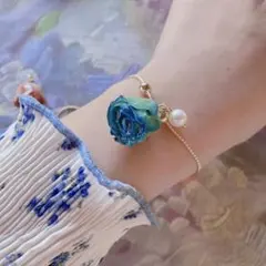 青いドライフラワー薔薇バラと淡水パールのブレスレット～ブルー 本物の花