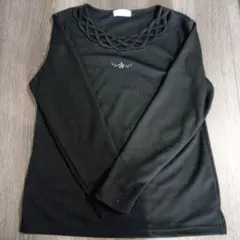 編み込みネックラインの黒長袖トップス