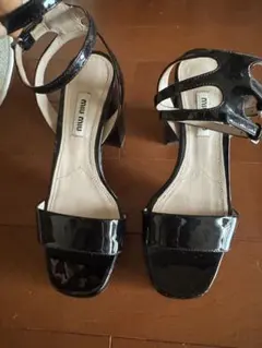 MIU MIU パテントレザー アンクルストラップ サンダル10.5mのサムネイル