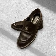 ダークブラウン レザー ローファー ゴールドロゴ